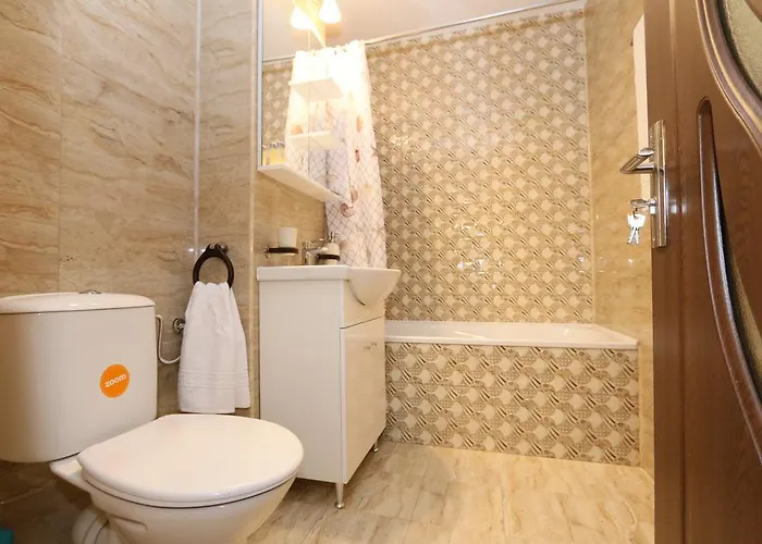 Erika - By The アパート コンスタンツァ